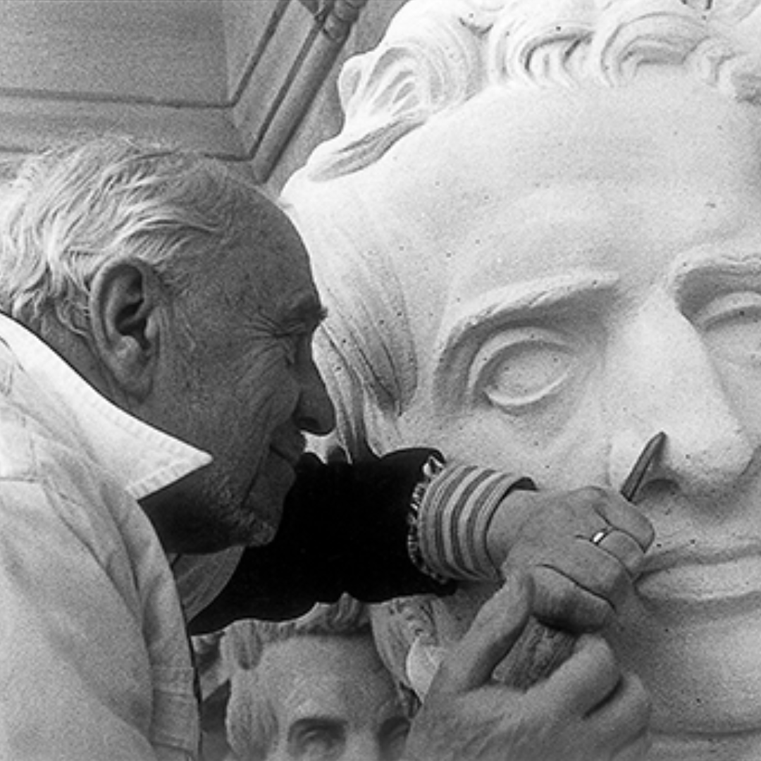 Carlo Sarrabezolles 1922 paris sculpteur des arts déco entrain de travailler sur la rénovation du panthéon à paris