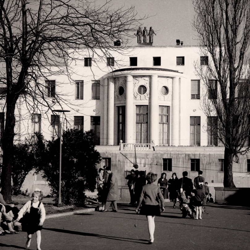 Carlo Sarrabezolles meilleur sculpteur des arts décoratif francais construit les oeuvres de l'ambassade de france de belgrade