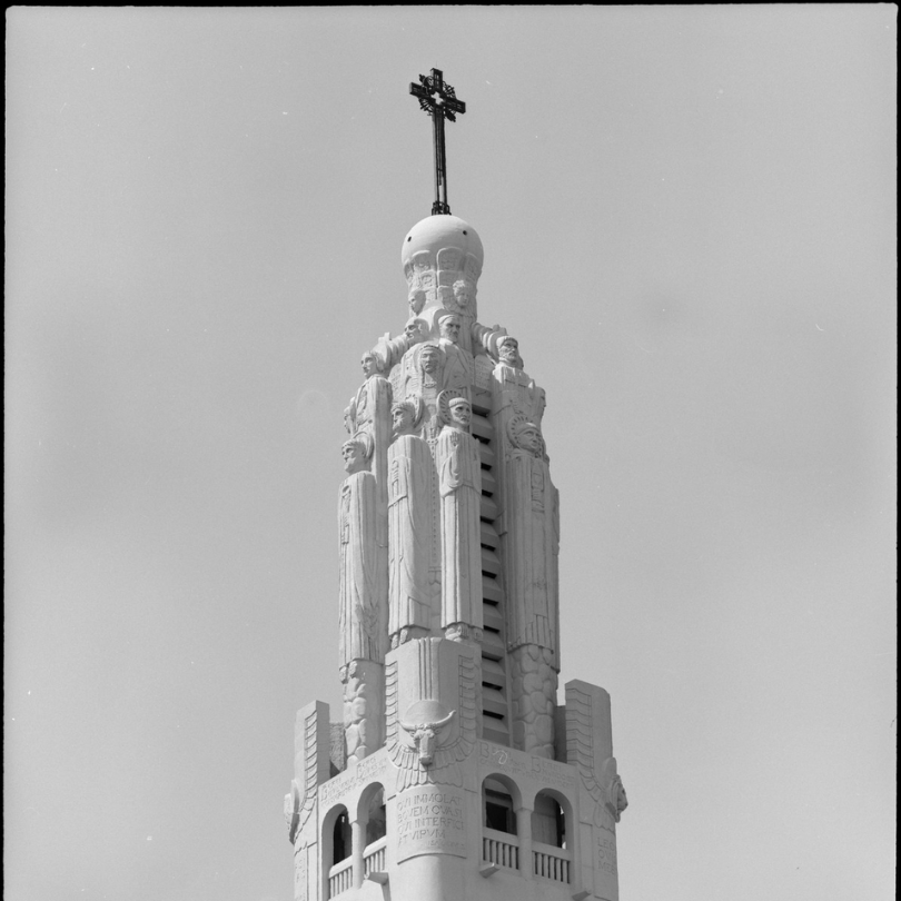 Carlo Sarrabezolles taille direct dans le béton église de Villemomble 